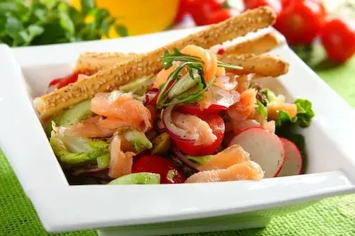 Zdjęcie Jaki sos do sałatki z łososiem? Odkryj najlepsze połączenia smakowe