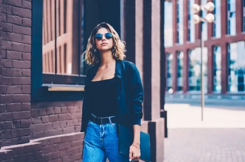 Stylizacje z czarną bluzą i jeansami