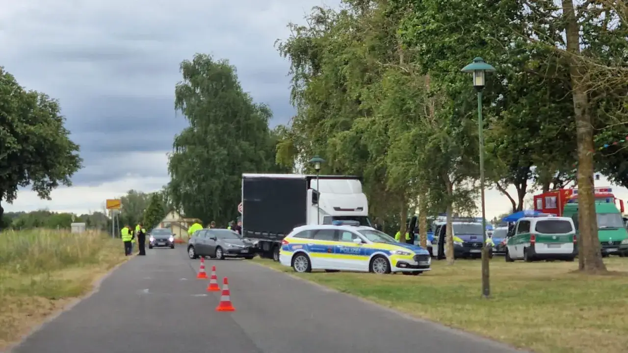 Policja kontroluje ciężarówkę i samochody, sprawdzając, ile wódki można przewieźć do Niemiec.