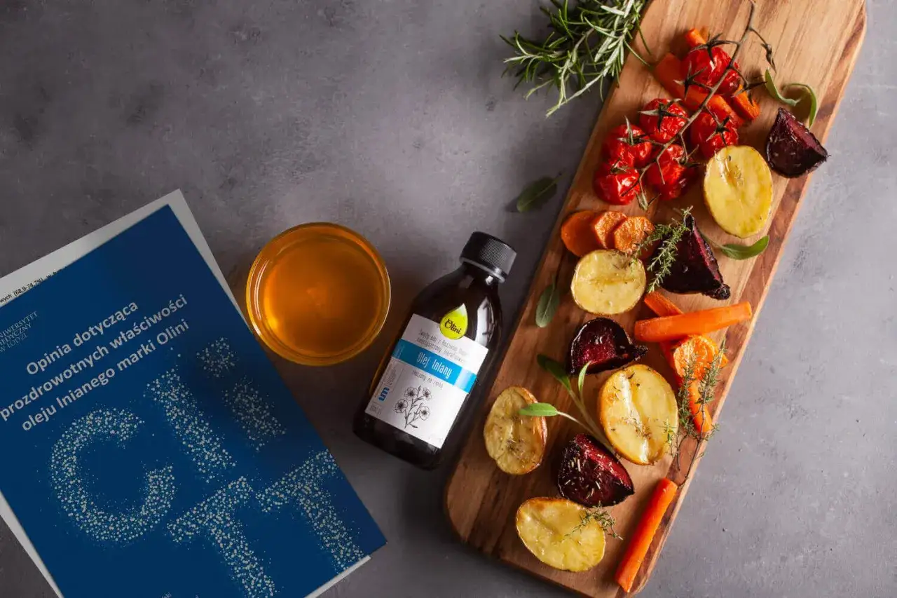 Olej lniany Olini, jego prozdrowotne właściwości i towarzyszące mu pieczone warzywa.