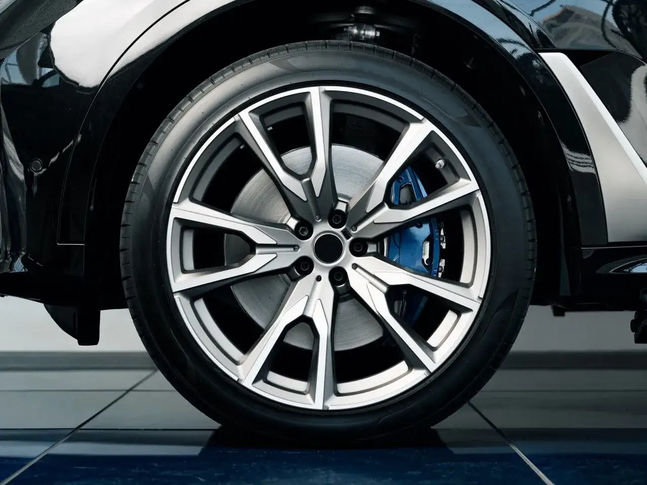 Zdjęcie Jak zdjąć opony z felgi - proste metody, które ułatwią Ci pracę