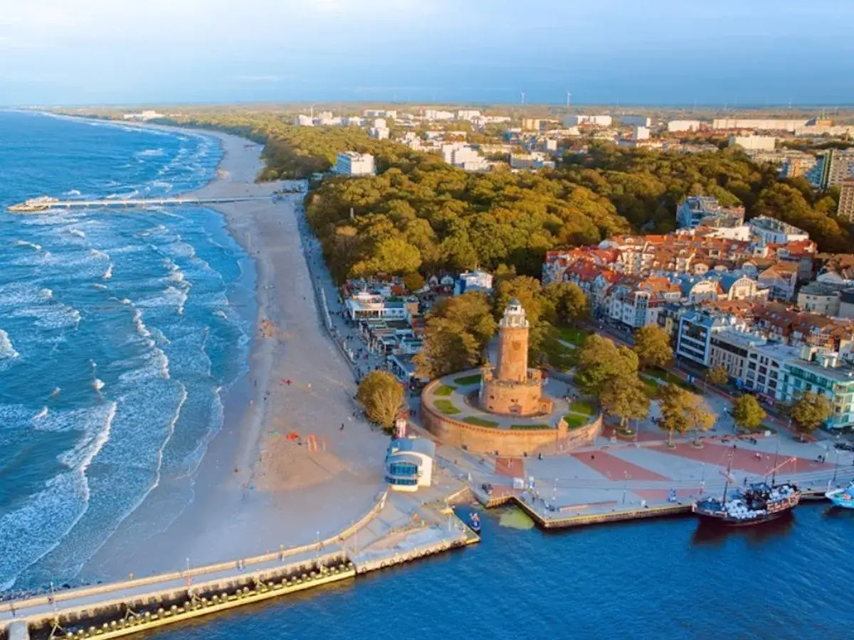 Widok na wybrzeże Bałtyku z latarnią morską, molo i plażą. Idealne miejsce, gdzie nad Bałtyk warto przyjechać.