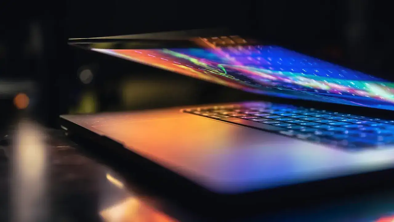 Tani sprzęt do nauki zdalnej, poleasingowy laptop dla ucznia, promocje na komputery