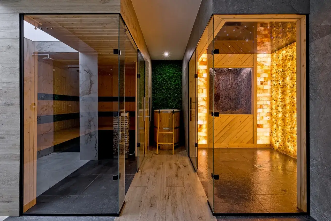 Nowoczesne spa w apartamentach Bachledzki Wierch: sauna, prysznic i grota solna.