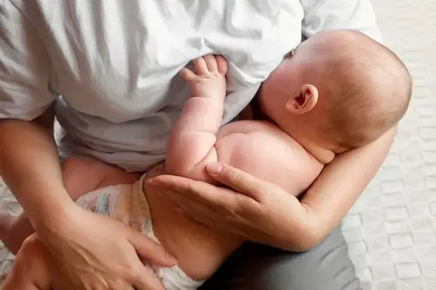 matka karmiąca piersią dziecko z bliska