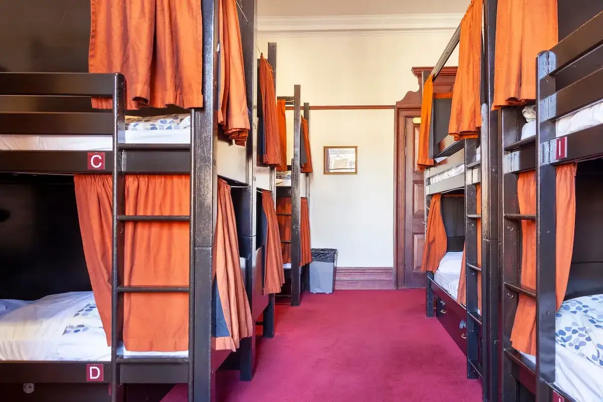 różne typy noclegów Londyn hostel hotel airbnb