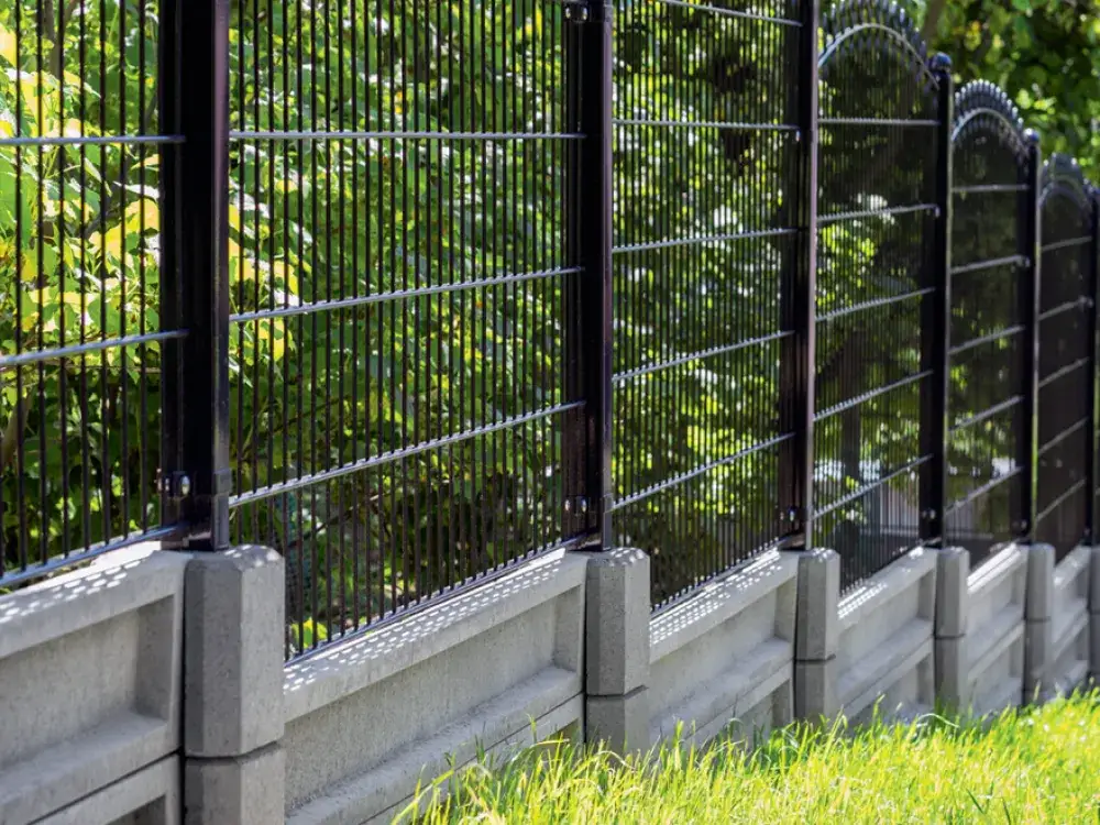 Zdjęcie Jak zrobić ogrodzenie na pochyłym terenie bez błędów i kosztów