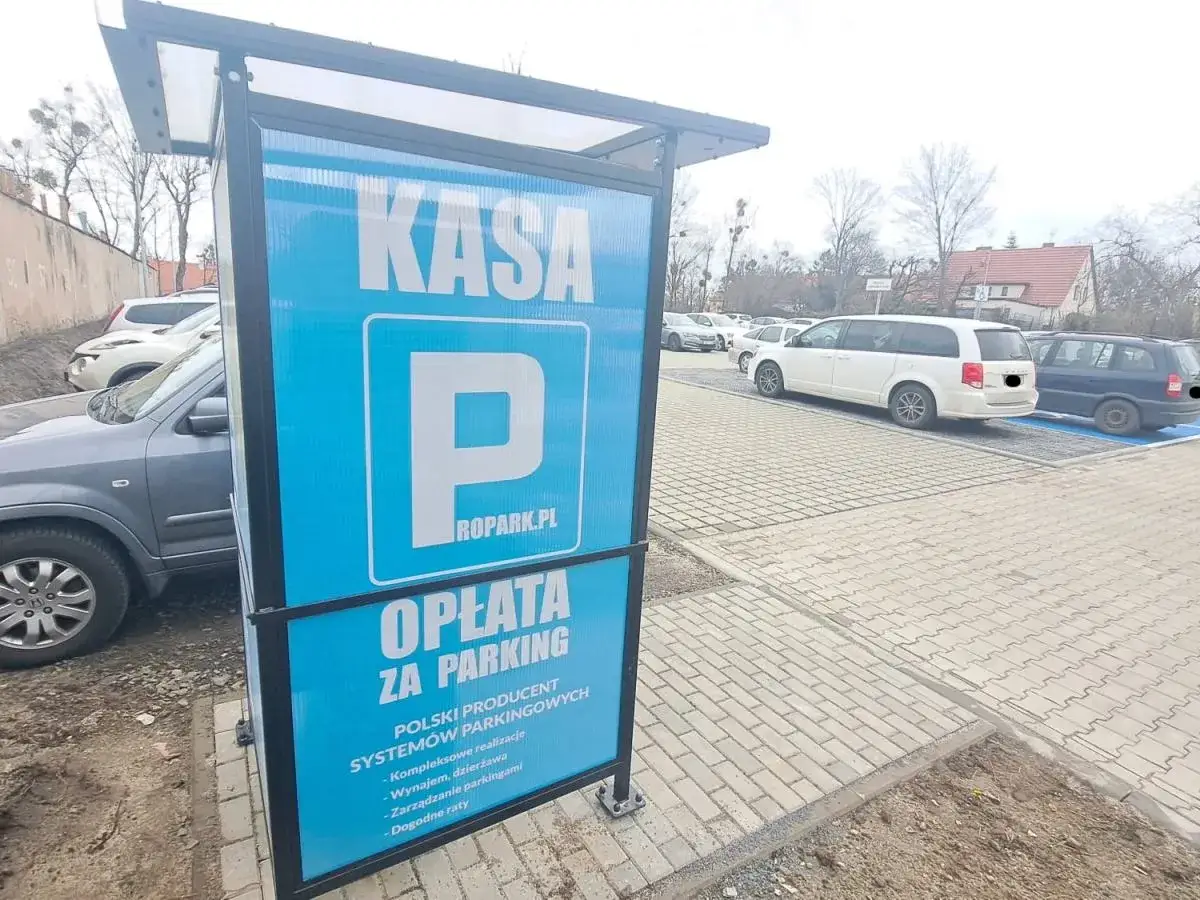 Tablica informacyjna na parkingu: 