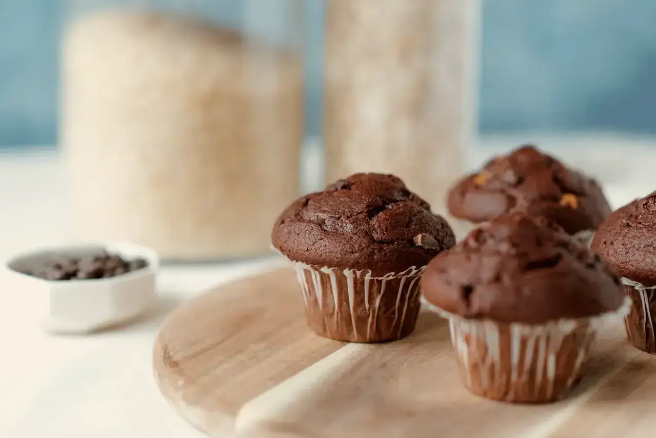 Pyszne, wilgotne i puszyste muffinki czekoladowe. Idealny przepis na domowe wypieki.