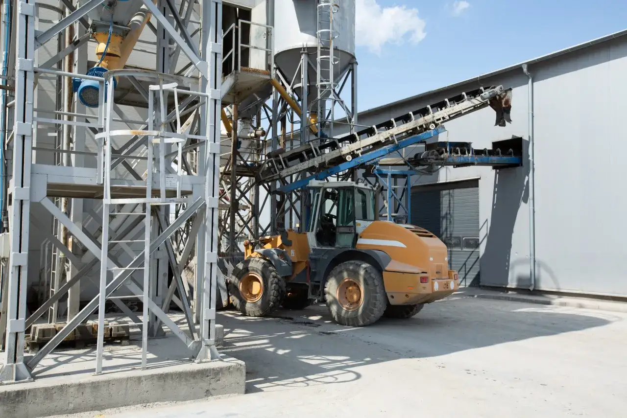 Ładowarka kołowa przy betonarni. Dowiedz się, jak obliczyć metry sześcienne betonu potrzebne do budowy.