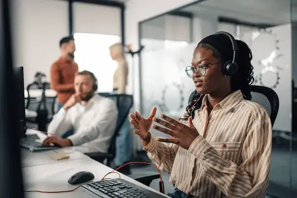 profesjonalny pracownik biurowy rozmawiający przez zestaw słuchawkowy w call center
