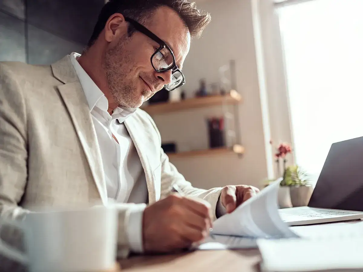 Porównanie różnych rodzajów pożyczek lub ikony symbolizujące chwilówkę, raty, gwaranta