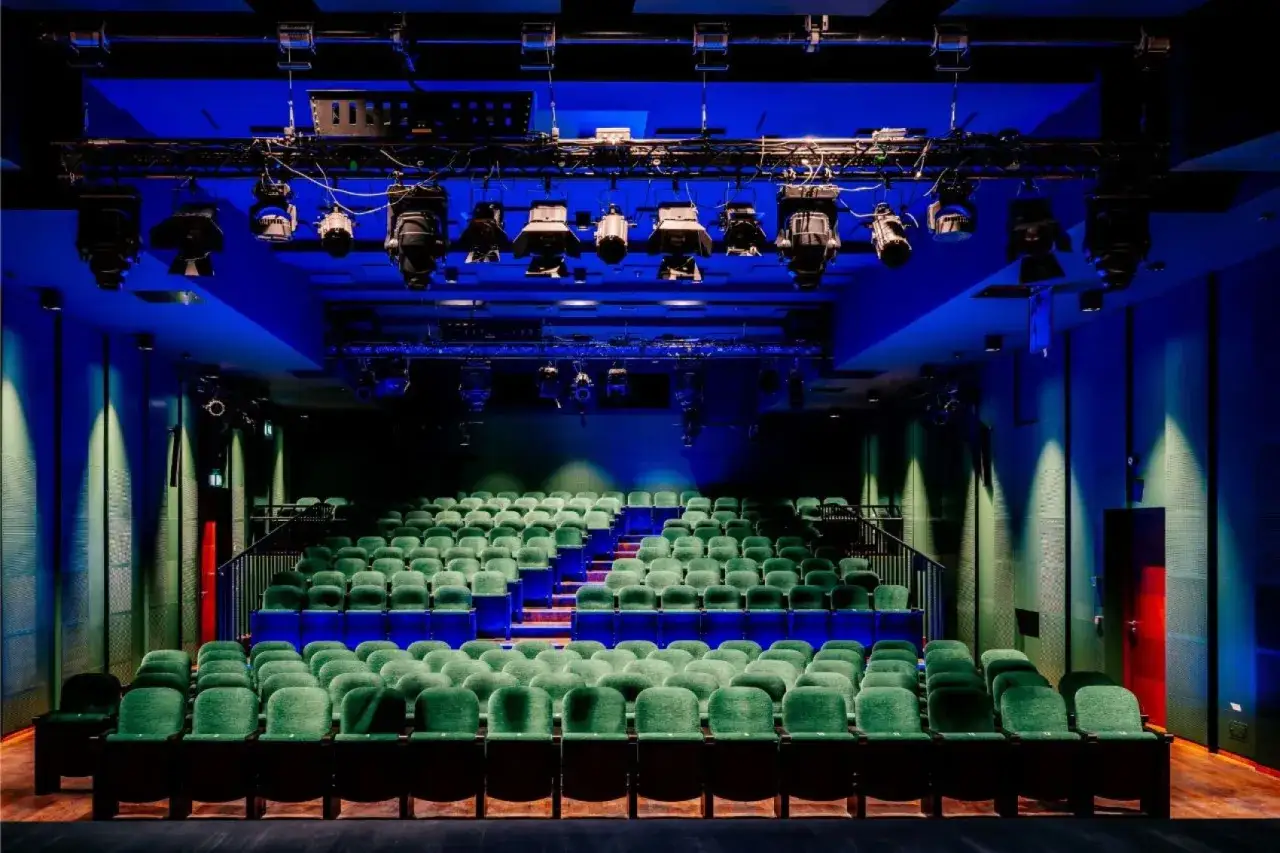 Pusta sala kinowa Teatru Polskiego w Szczecinie, zielone fotele czekają na widzów. Kiedy otwarcie?