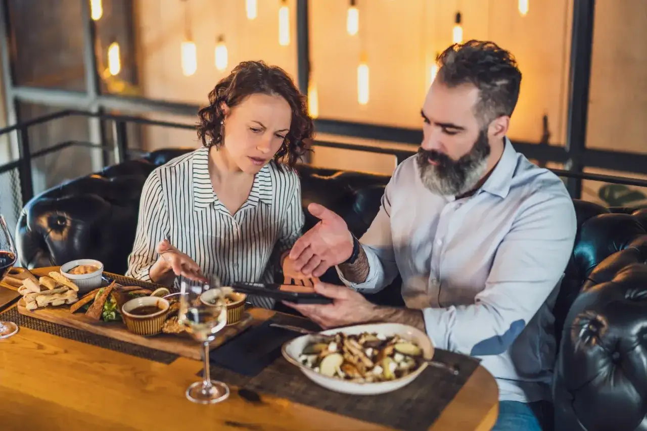 para na randce rozmawiająca w restauracji