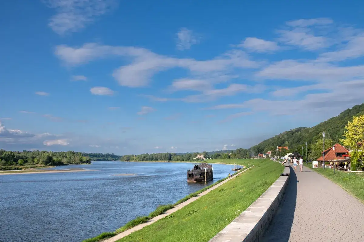 Spacerkiem po bulwarze w Kazimierzu Dolnym, podziwiając Wisłę i zabytkowy statek. To jedne z wielu kazimierz dolny atrakcje.