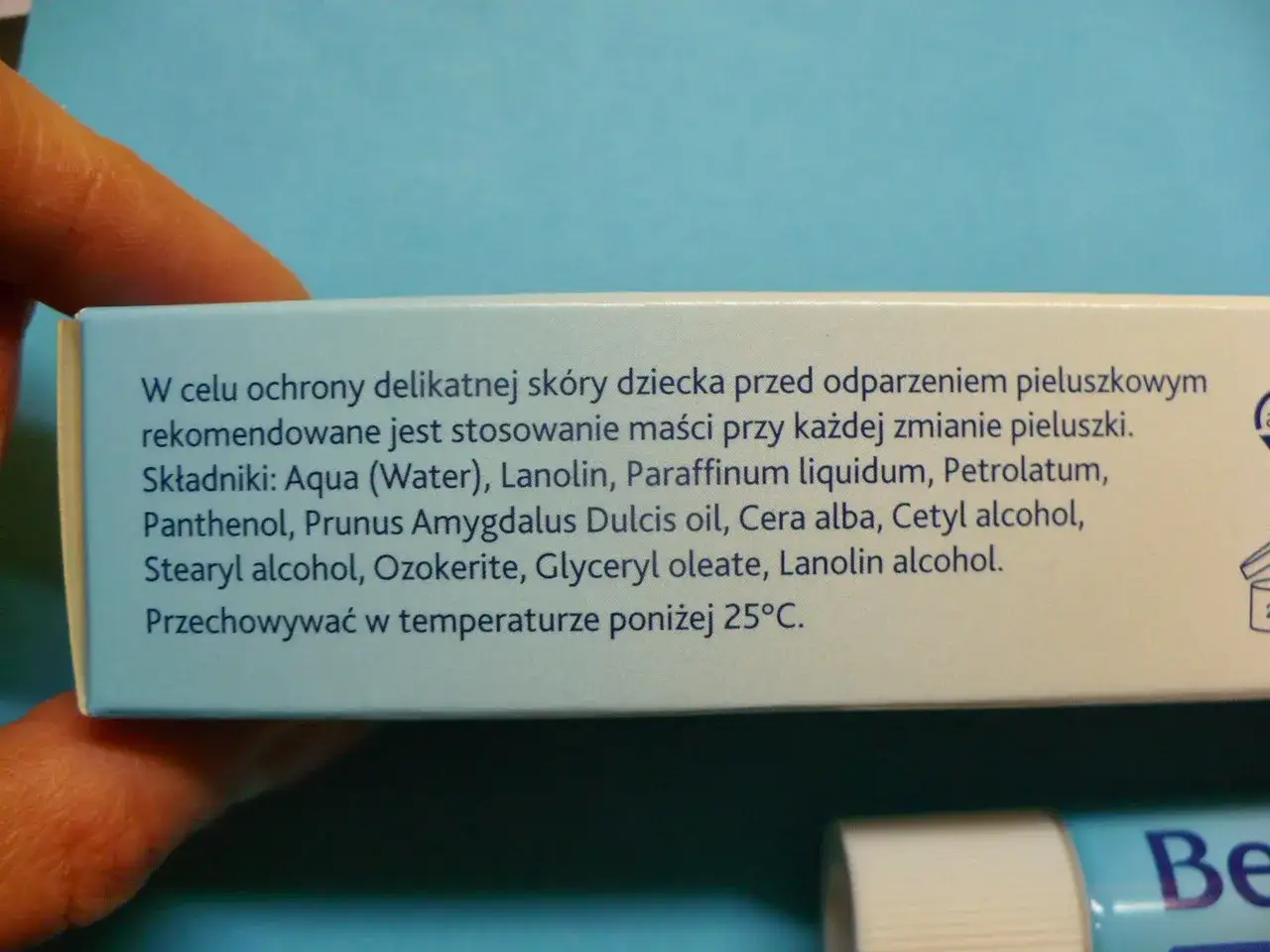 Bepanthen skład: woda, lanolina, parafina, pantenol, olej migdałowy, wosk pszczeli, alkohol cetylowy, alkohol stearylowy, ozokeryt, oleinian glicerolu, alkohol lanolinowy.