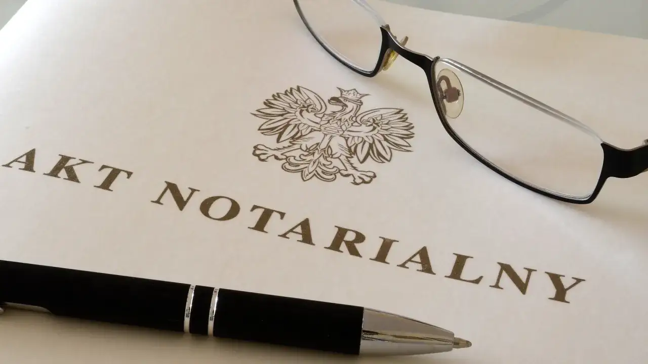 Akt notarialny z orłem i długopisem. Sprawdź opłaty notarialne cennik, by poznać koszty.