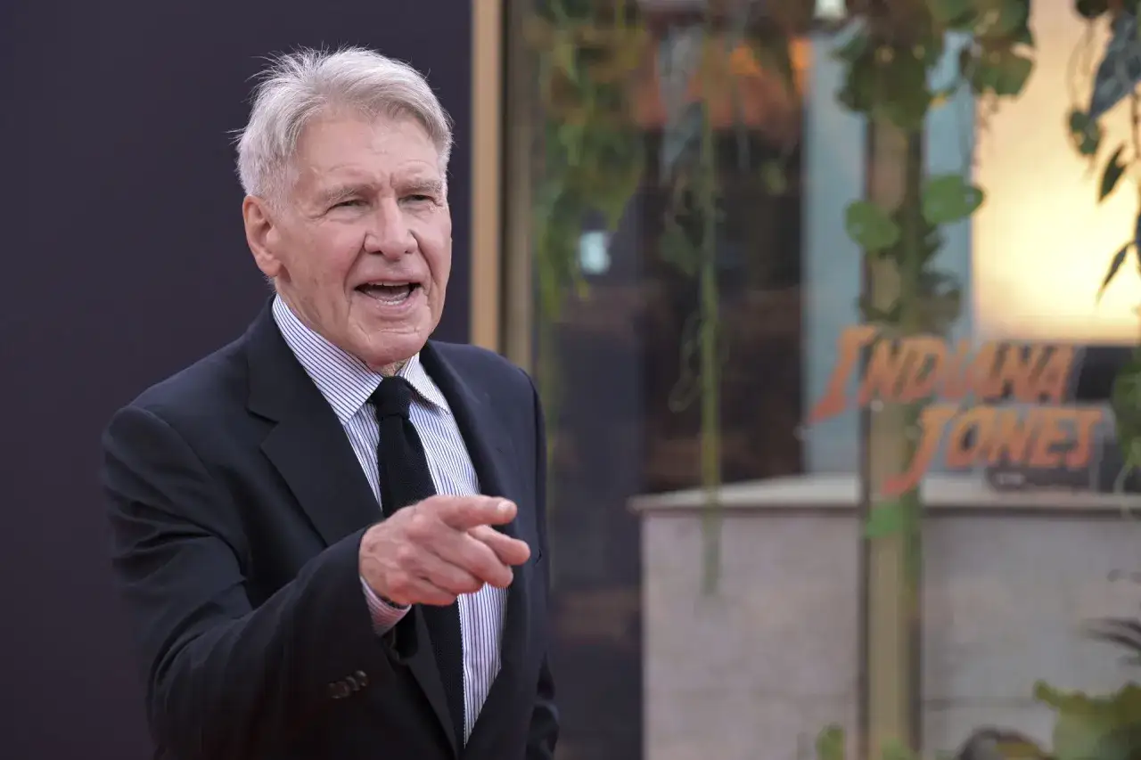 Harrison Ford, żyje i ma się dobrze, pozuje na premierze Indiana Jones.