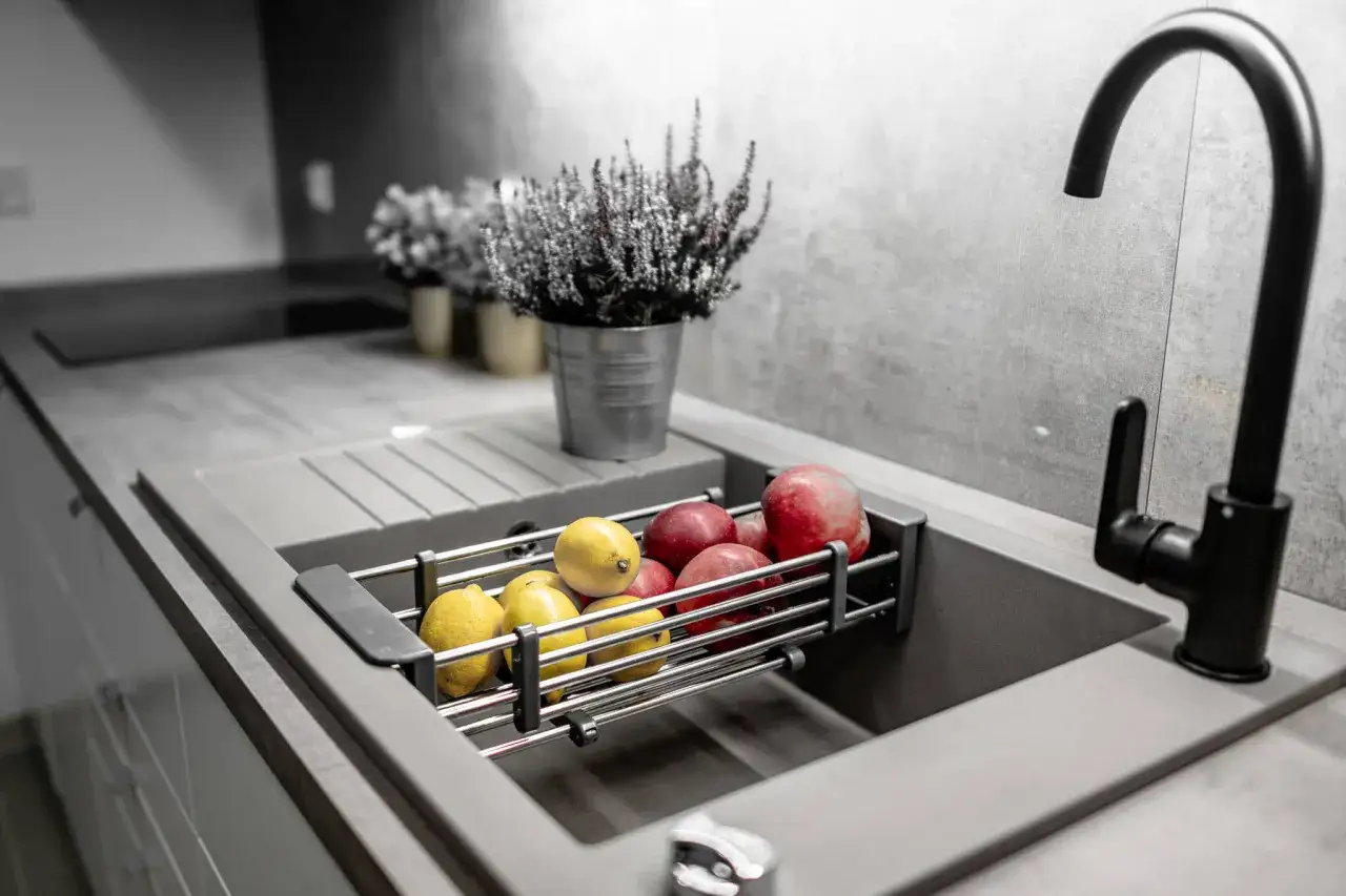 Zarysowany zlew granitowy