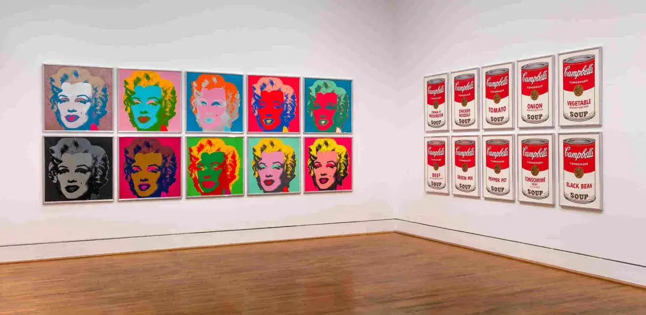 Ikony popkultury w kolorowych wariantach, jak w słynnej serigrafii pop art. Obok puszki z zupą Campbell's, również w stylu pop art.