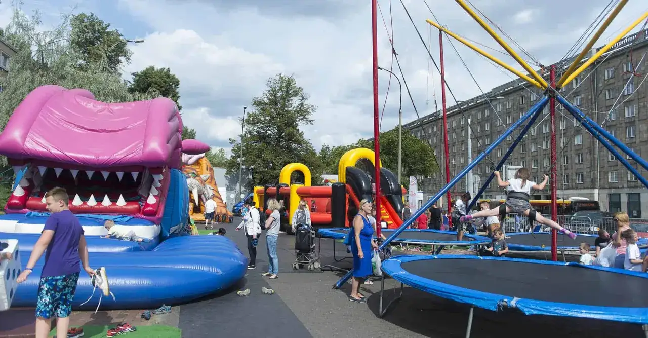 Radosne wydarzenia dla dzieci w Warszawie: dmuchane zamki, trampoliny i mnóstwo śmiechu.