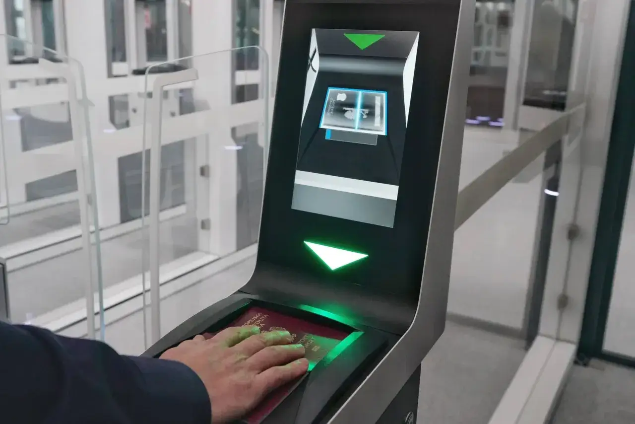 Pasażer odprawiający się online na lotnisku