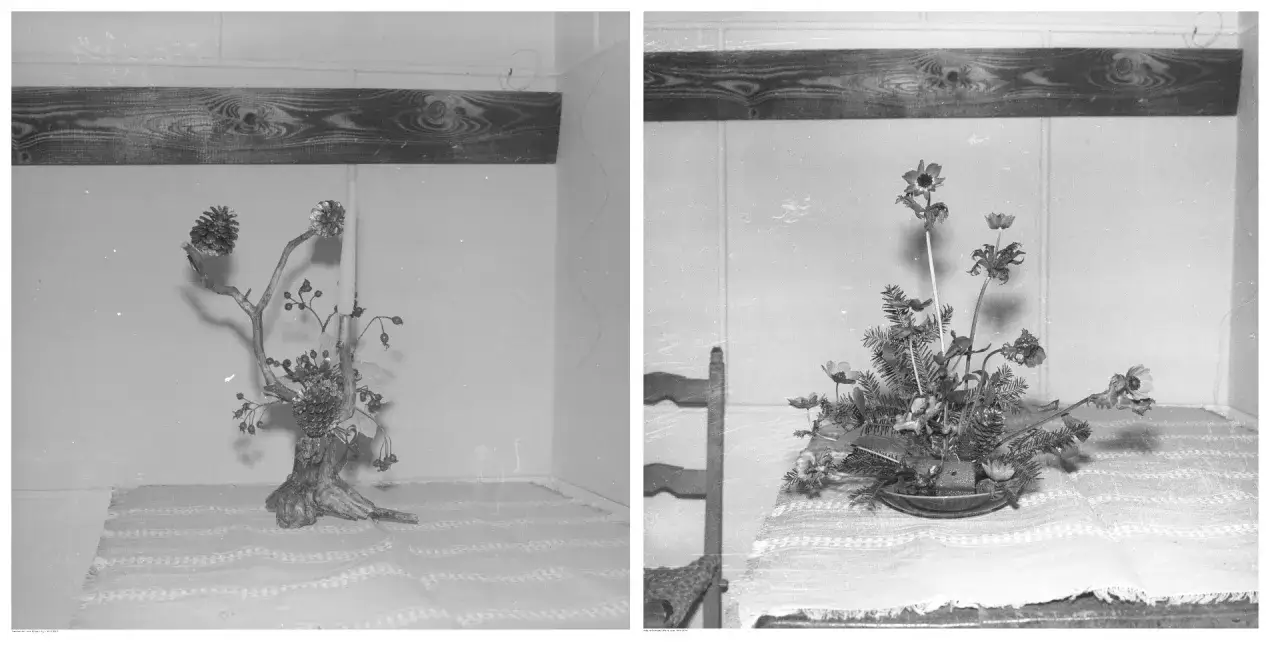 Dwie kompozycje ikebana co to? Jedna z gałęzi, szyszek i jagód, druga z kwiatów i gałązek iglastych.