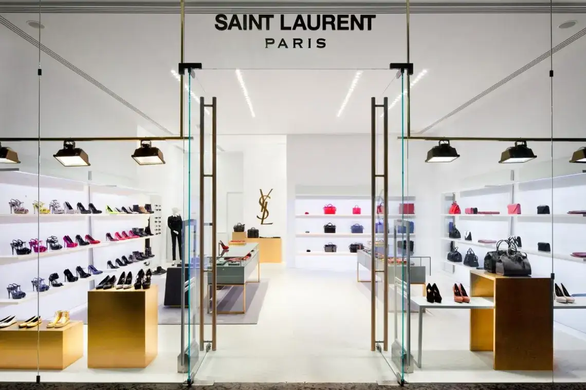 wnętrze butiku Saint Laurent lub luksusowe zakupy