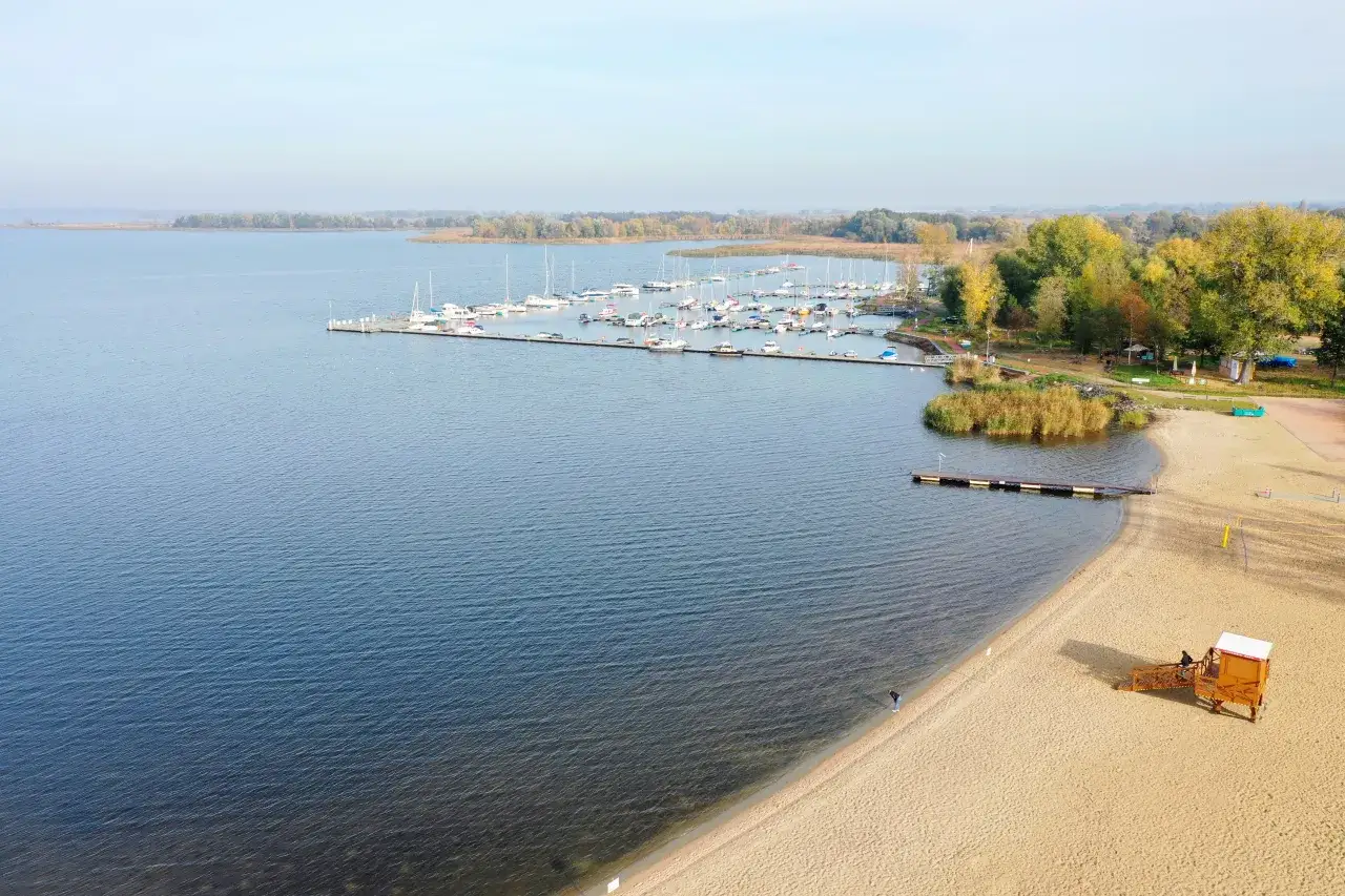 Plaża nad jeziorem Dąbie w Szczecinie