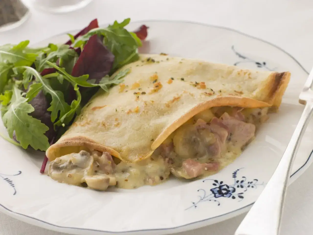 Naleśniki z serem na słodko czy z mięsem i grzybami? Ten apetyczny naleśnik z farszem mięsno-grzybowym i sałatką kusi smakiem.