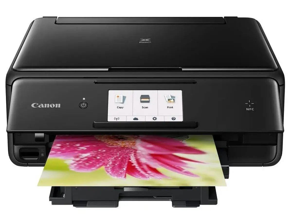 Nowoczesne urządzenie do robienia odbitek Canon PIXMA z kolorowym wyświetlaczem drukuje zdjęcie pięknego kwiatu.
