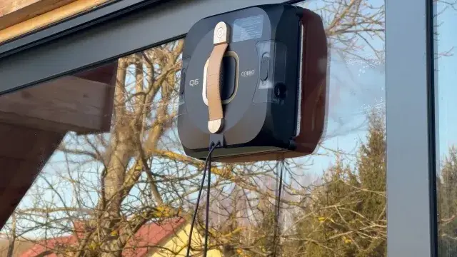robot myjący okna w akcji na dużym oknie