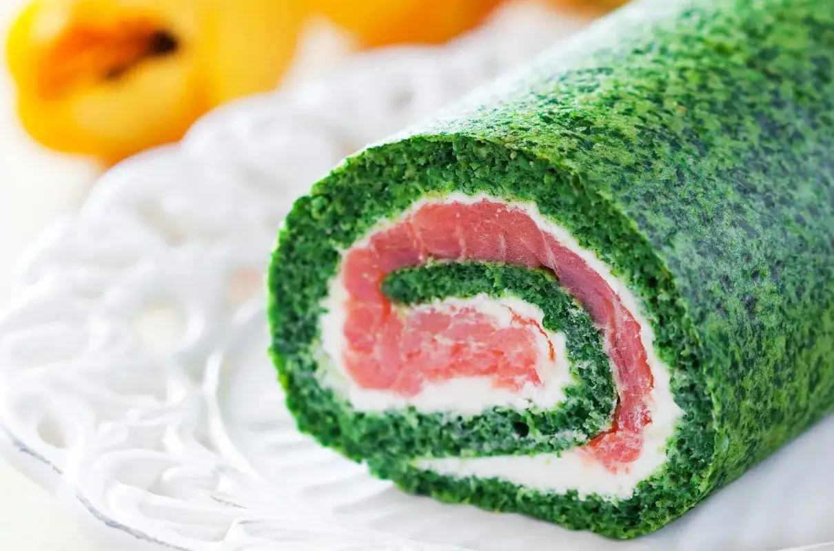 Rolada szpinakowa z mrożonego szpinaku z łososiem i serkiem. Zielone ciasto z dodatkiem szpinaku, zwinięte z kremowym nadzieniem i kawałkami ryby.