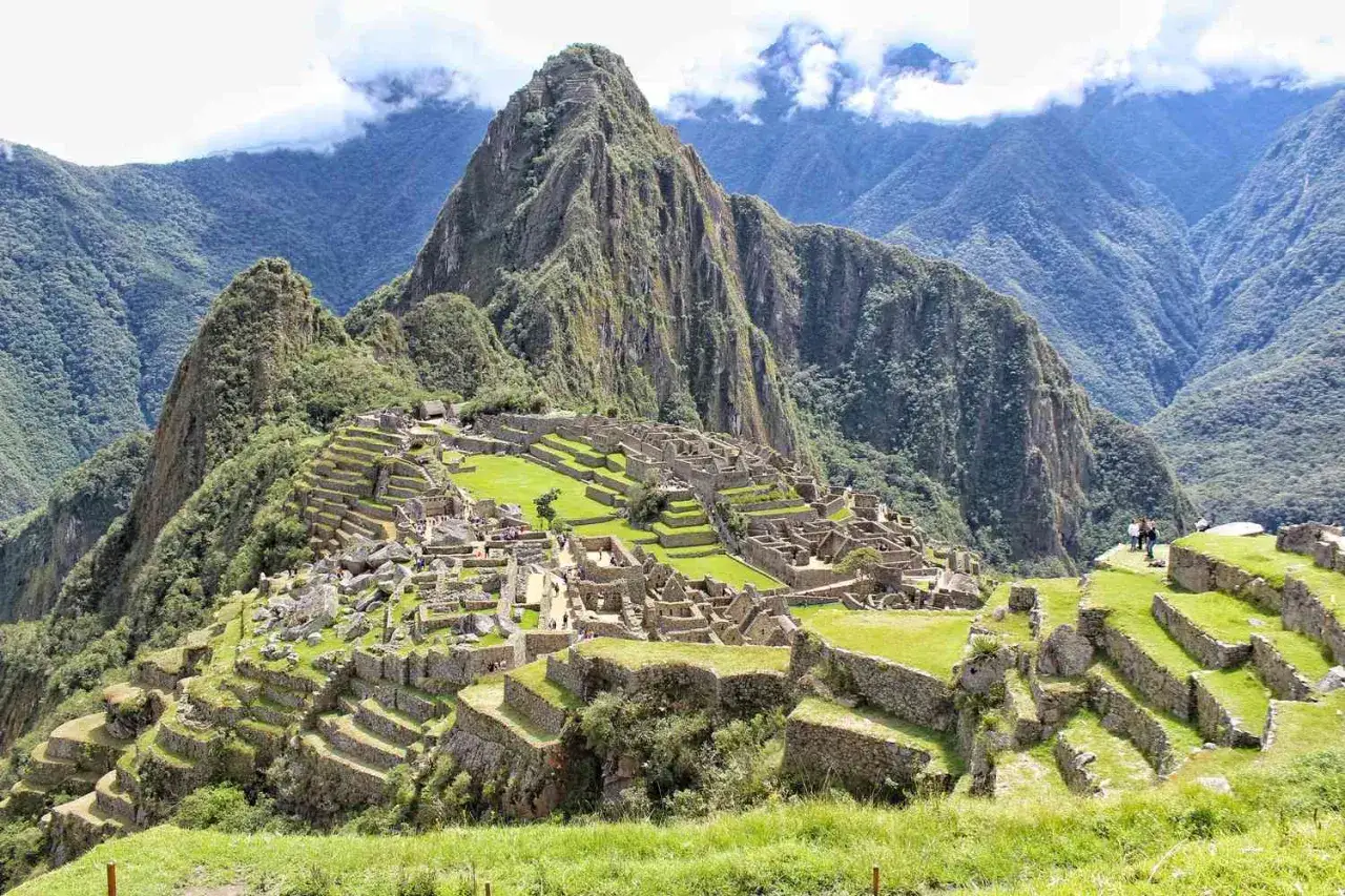 Machu Picchu, jeden z cud&oacute;w świata, wznosi się na tle g&oacute;r.