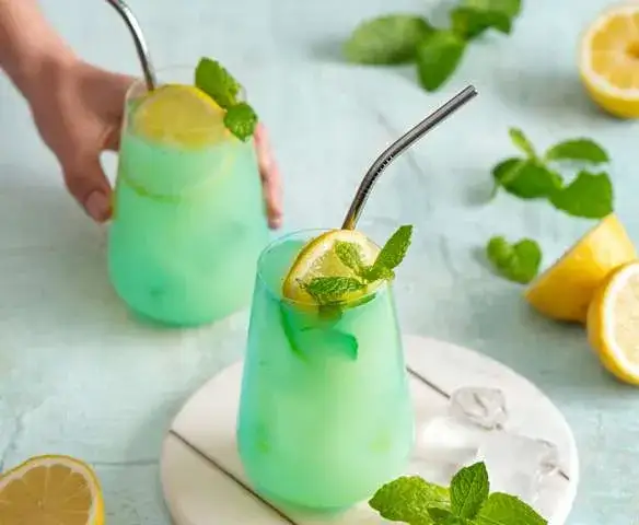 dekoracja drink&oacute;w miętowo-cytrynowych