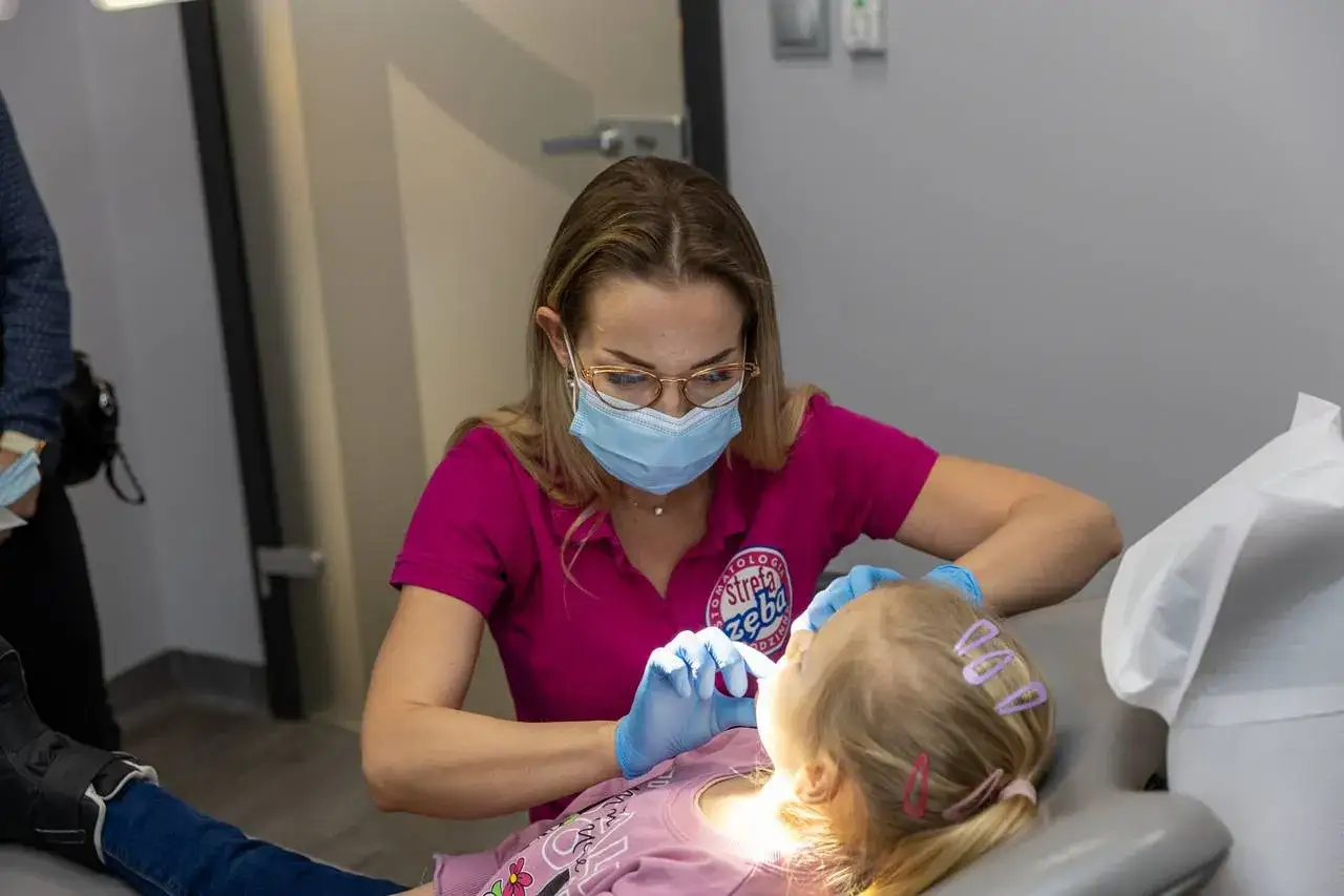 dentysta w gabinecie prywatnym i publicznym por&oacute;wnanie
