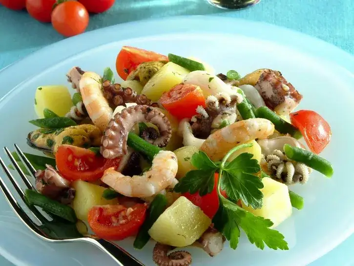 Insalata di mare con verdure e patate