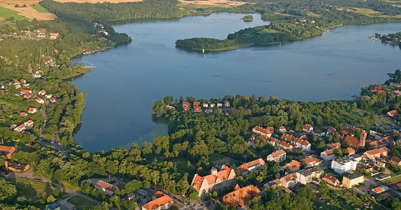 Malownicze Mrągowo z lotu ptaka: jezioro, zielone wyspy i urokliwe miasto. Odkryj atrakcje Mazur!
