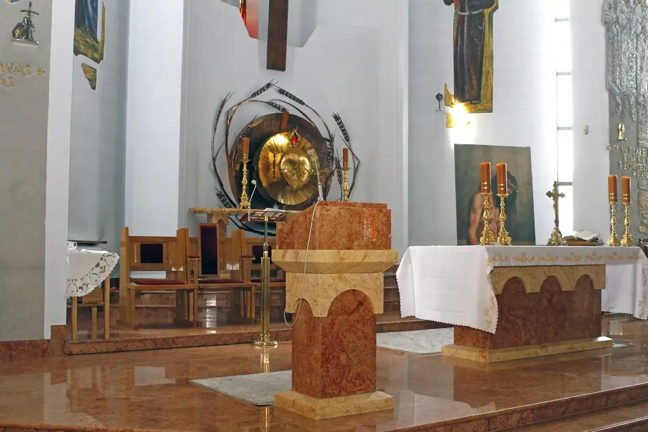 Ołtarz i ambona w kościele, gotowe na nabożeństwo, kiedy jest różaniec w kościele.