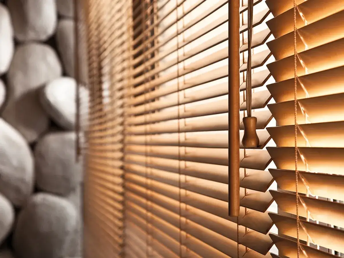Drewniane żaluzje z uchwytem, idealne do wnętrza. Dowiedz się, jak zrobić żaluzje samodzielnie.