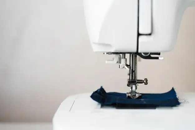 maszyna do szycia zbliżenie na igłę i nitkę