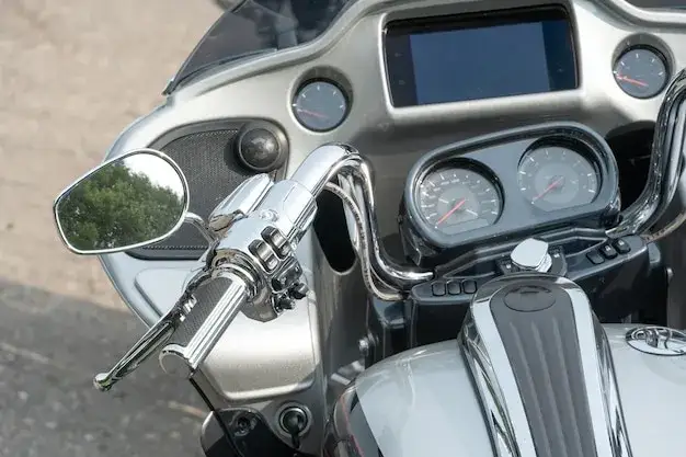 Chromowane elementy motocykla z bliska