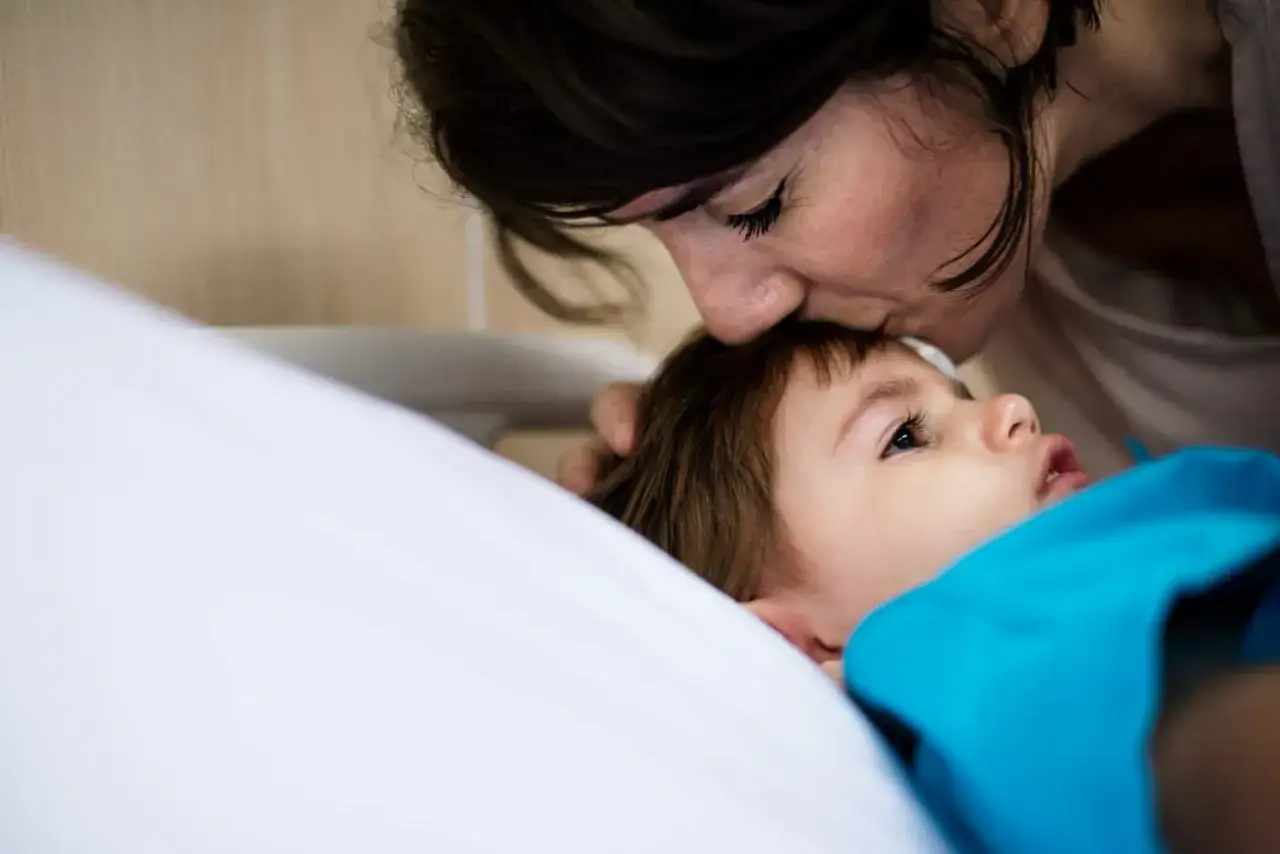 Matka całuje dziecko w czoło. To obraz nadziei i miłości, symbol tego, jak odzyskać dzieci z domu dziecka.