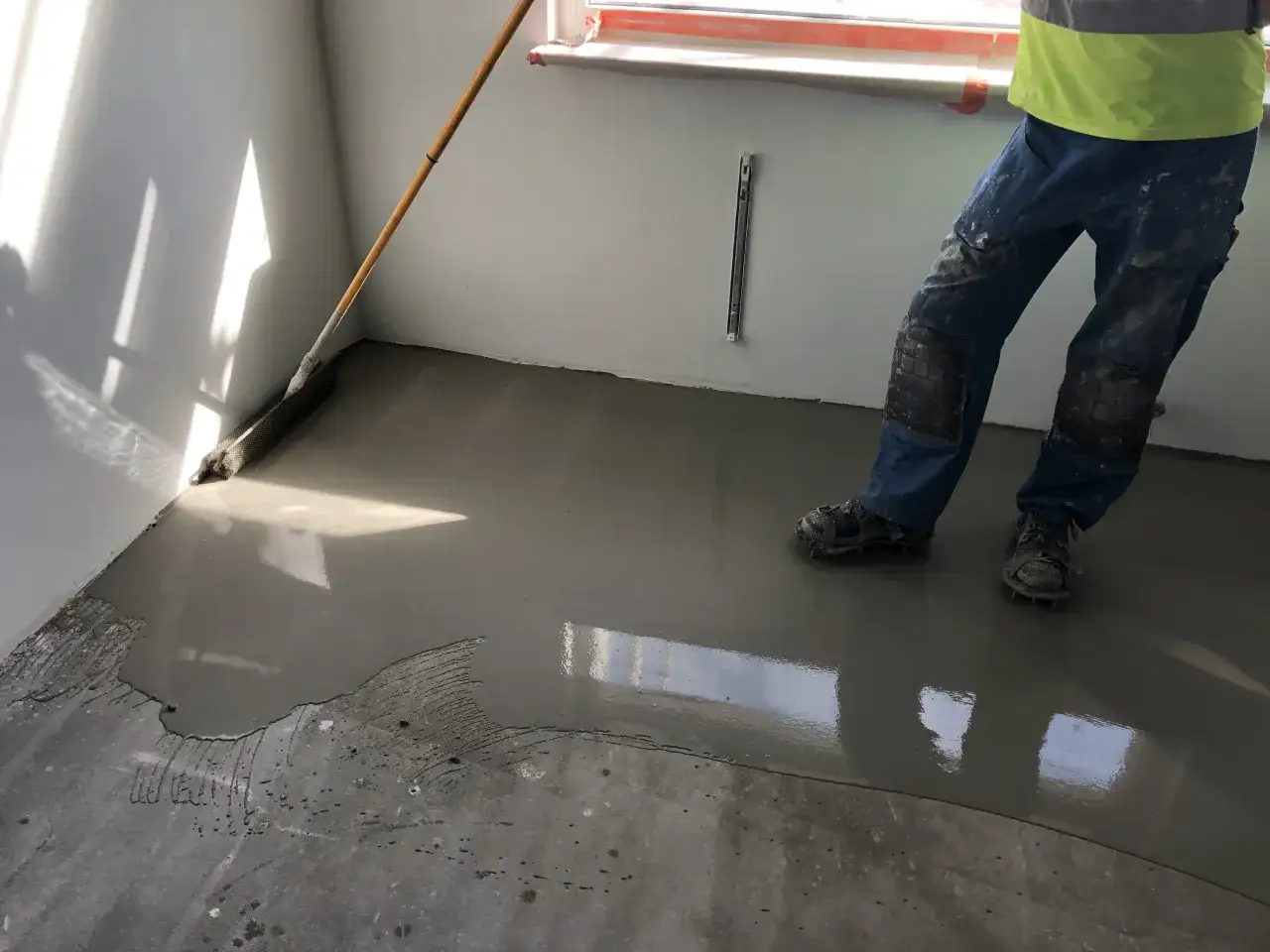 Pęknięta wylewka samopoziomująca bez gruntu