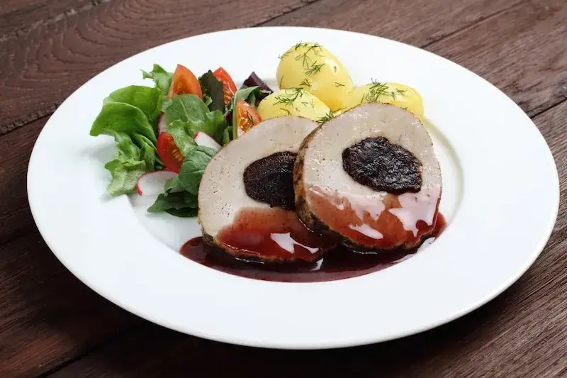 Schab faszerowany śliwkami przepis