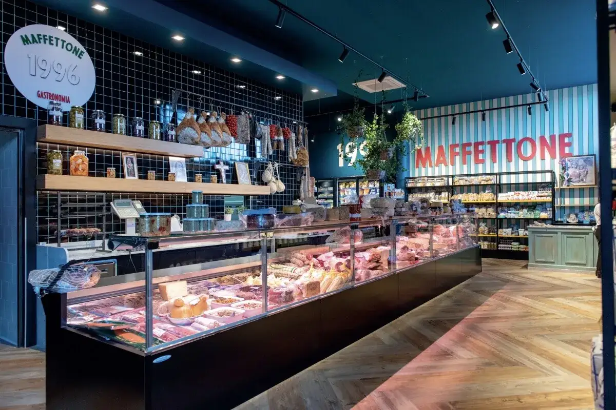 Bottega gastronomica moderna con prodotti tipici italiani