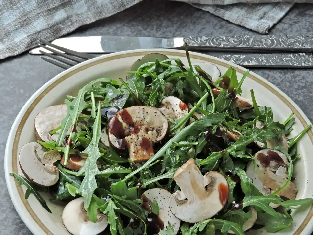 Surowe pieczarki w sałatce