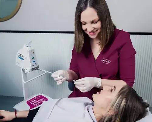 dentysta podający znieczulenie komputerowe the wand