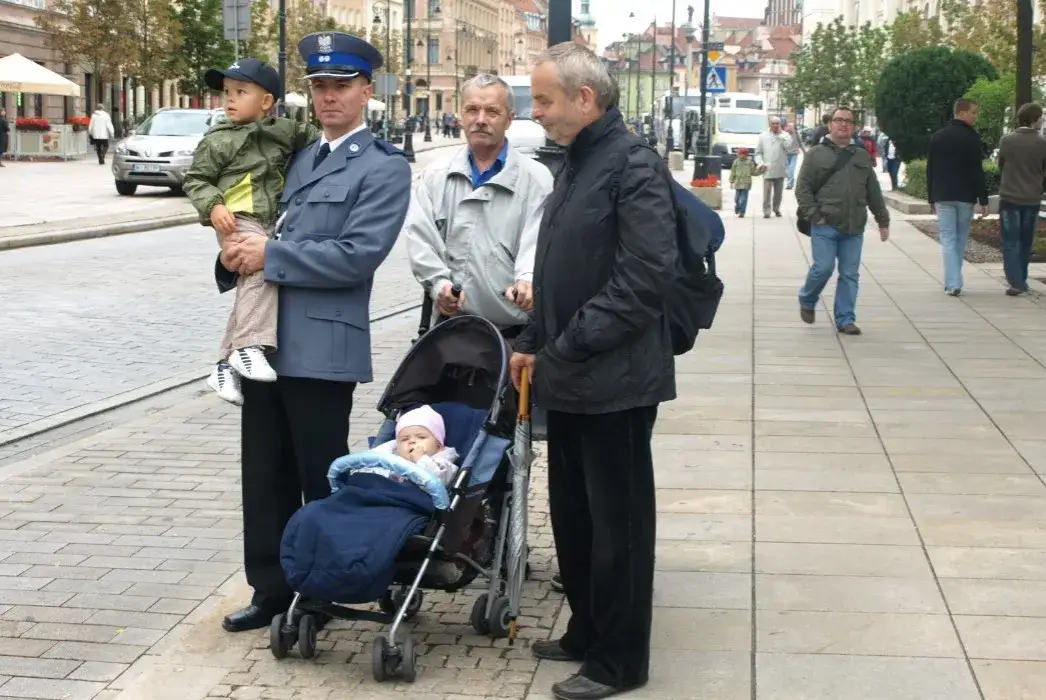 Policjant pomagający dziecku lub starszej osobie