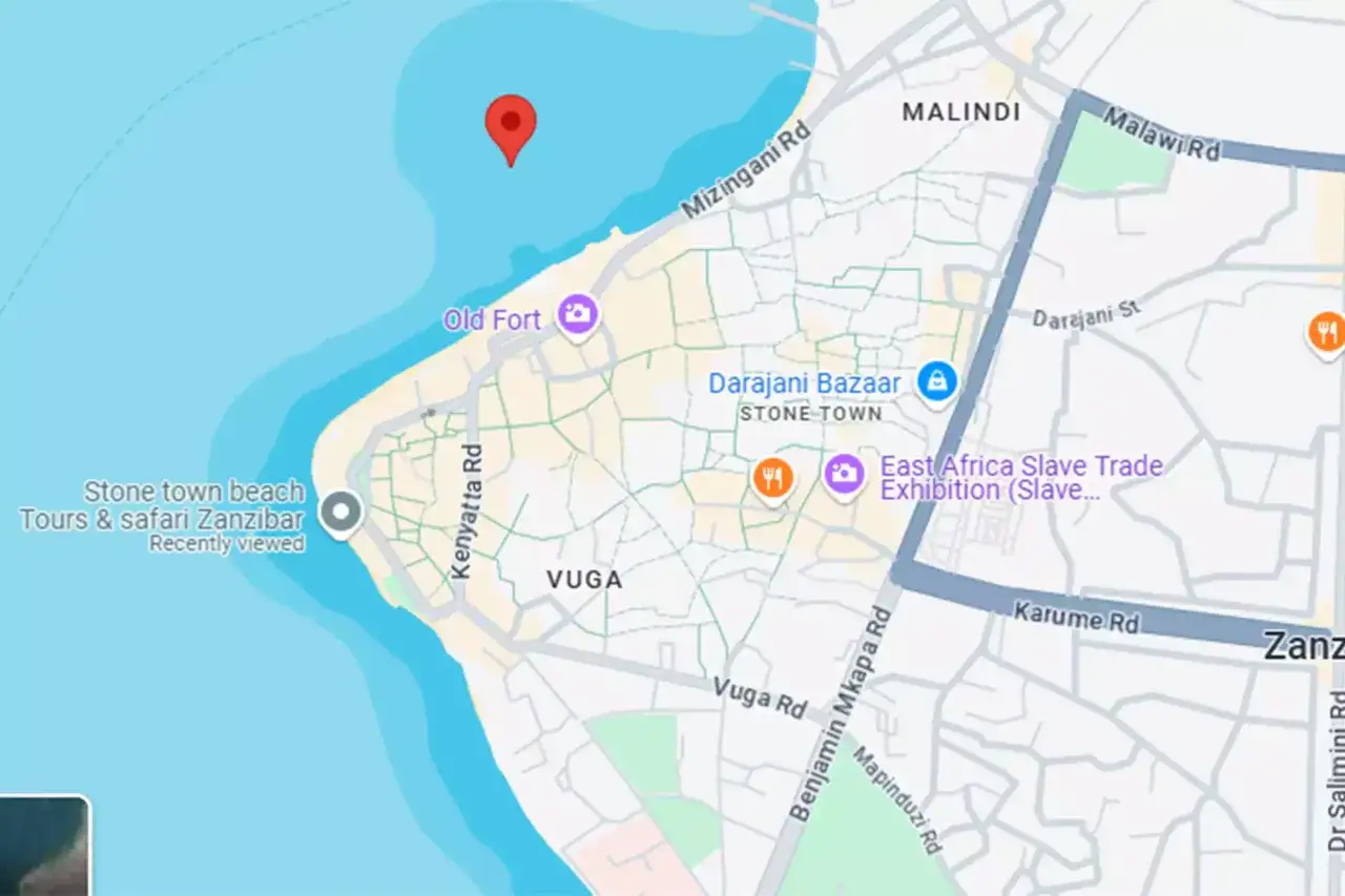 Mapa Stone Town, Zanzibar. Czerwony znacznik wskazuje idealne miejsce na zanzibar nurkowanie.